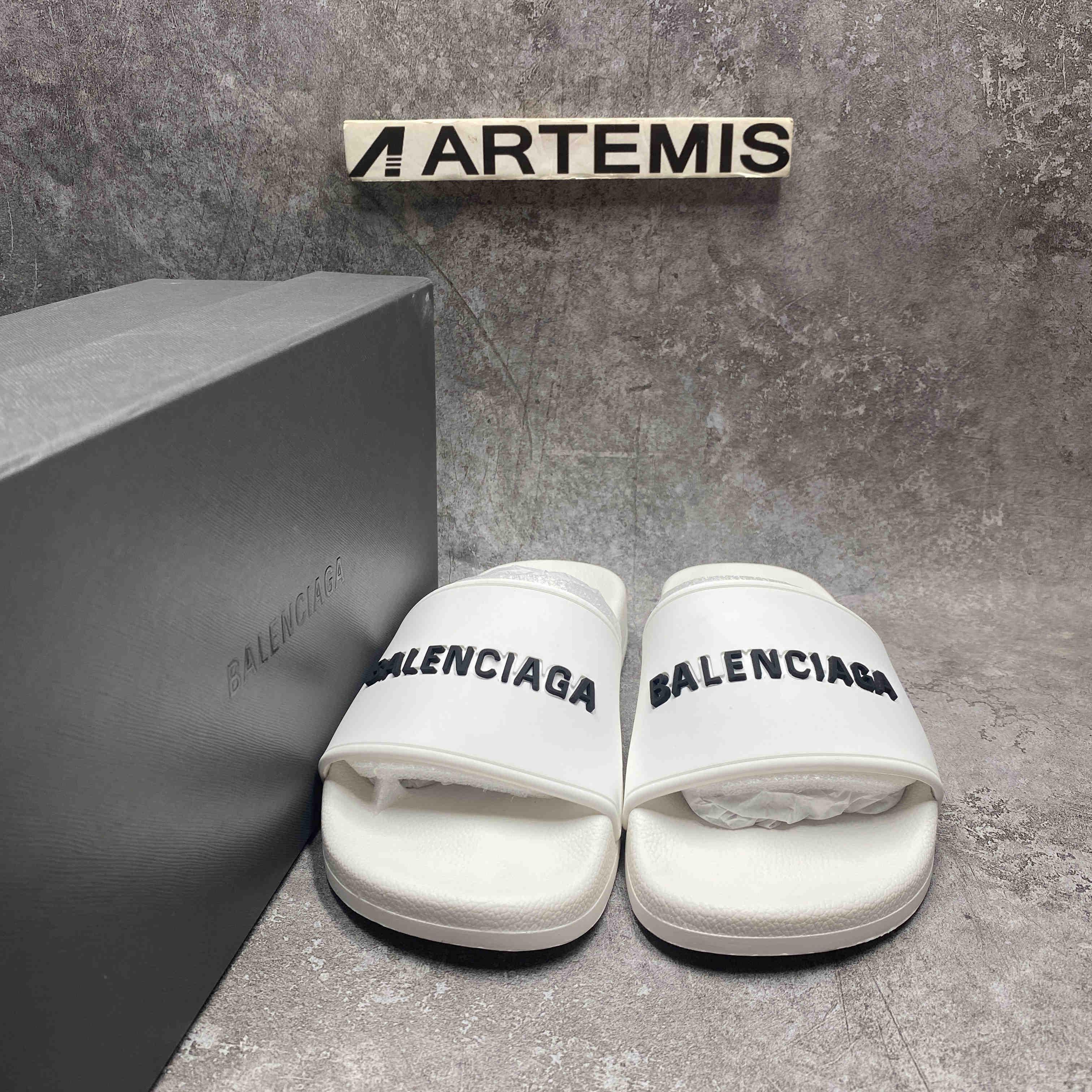 Ba*len*cia*ga pool slide white