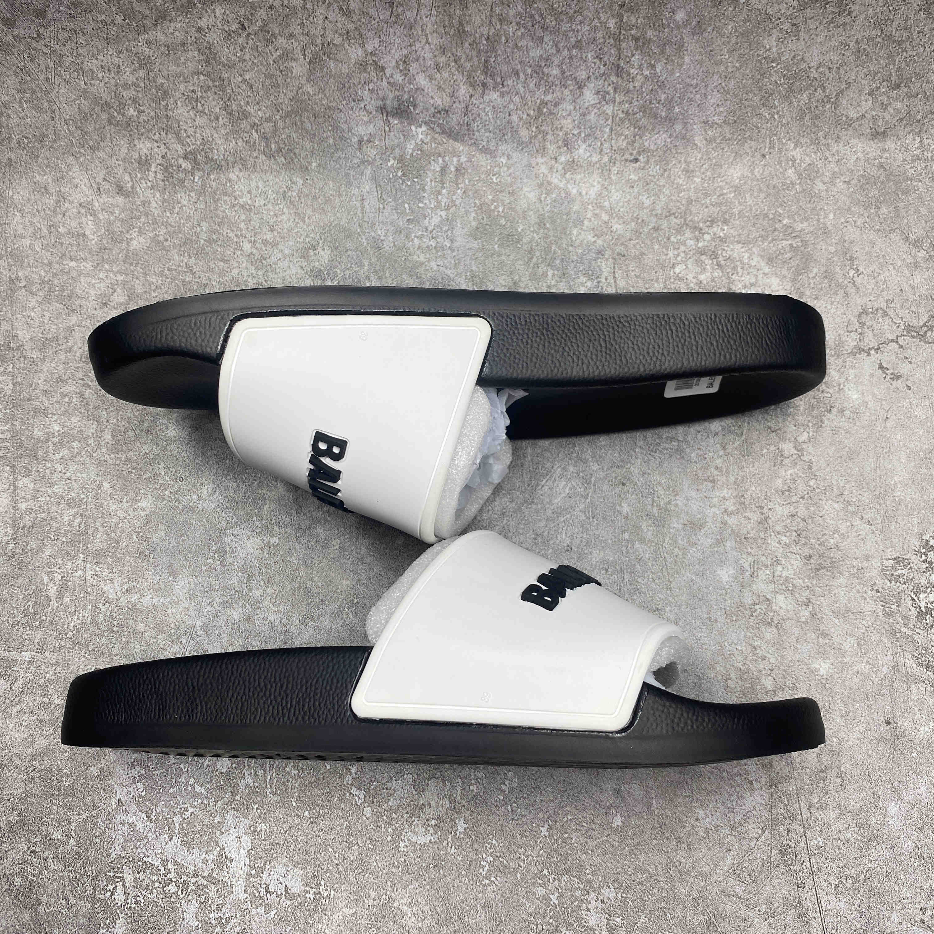 Ba*len*cia*ga pool slides logo white black