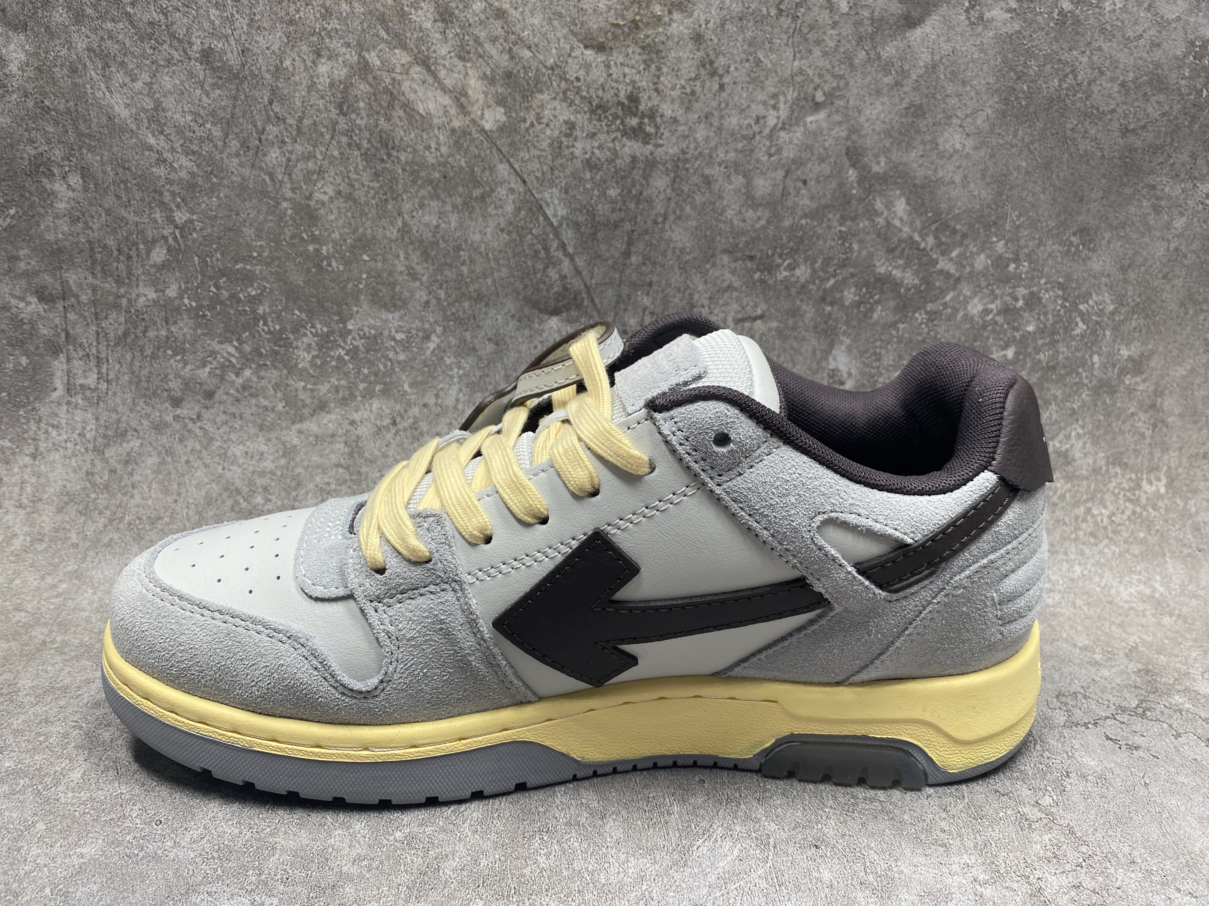 UA OFF-WHITE OUT OF OFFICE LOW