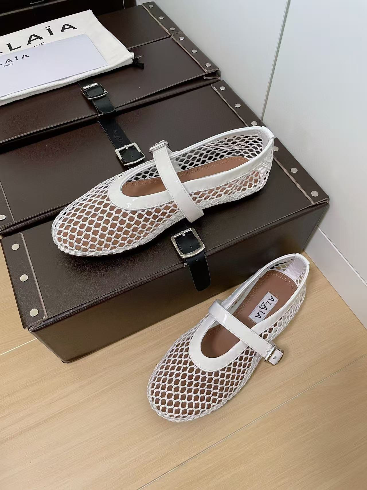 UA ALAÏA BALLET FLATS IN FISHNET