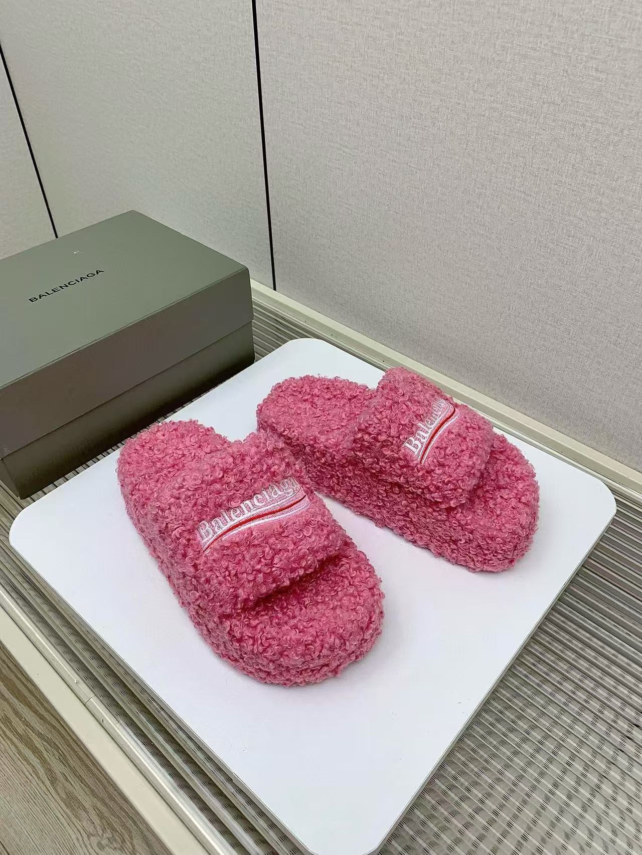 ua Ba*len*cia*ga slide