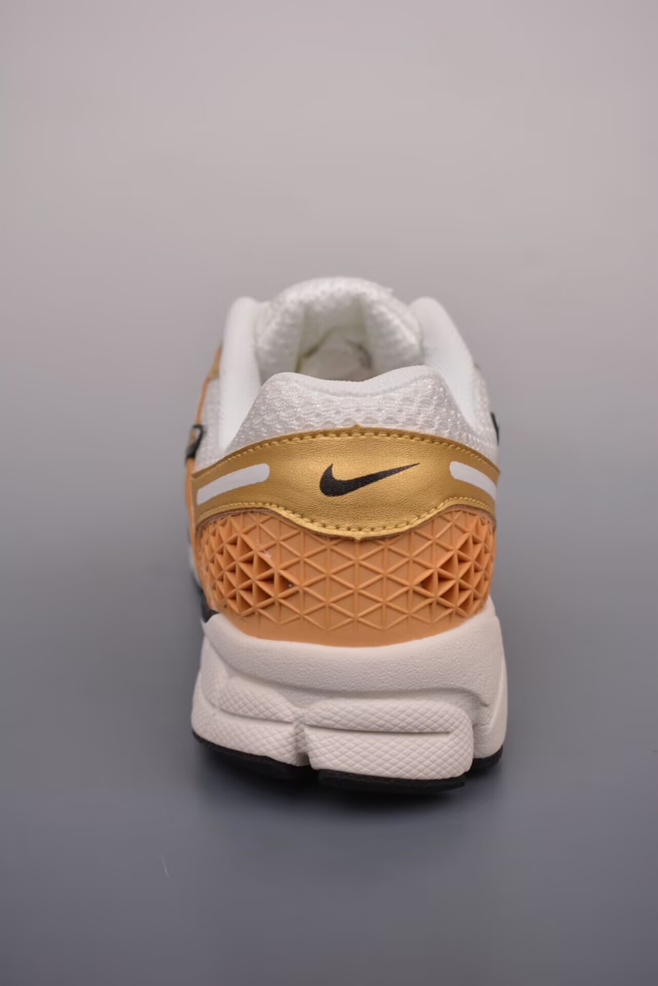 UA Nike Zoom Vomero 5