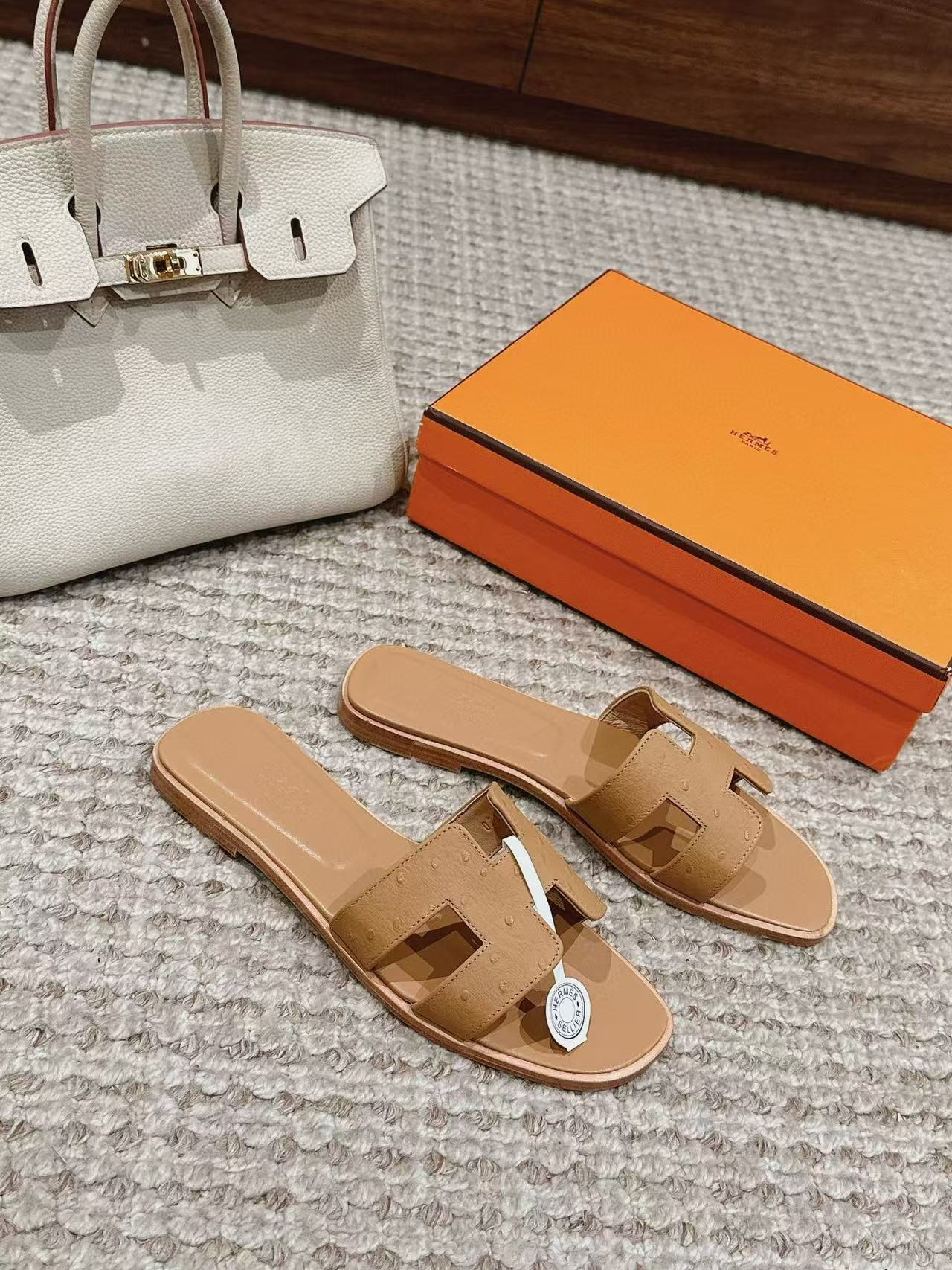 UA Hermès Oran sandal