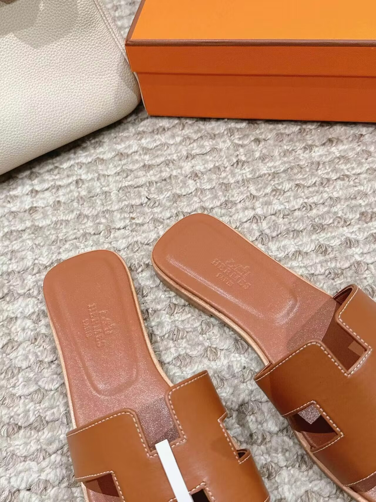 UA Hermès Oran sandal