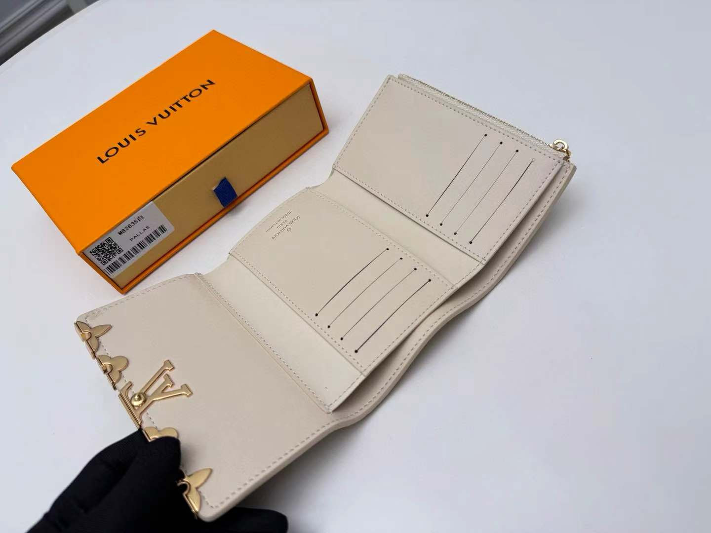 LV Portefeuille Capucines Compact M11363 13.5 x 9.5 x 3 cm