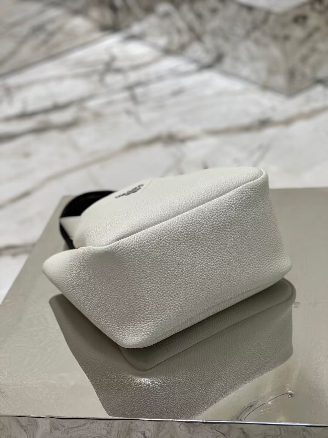 Pra*a medium leather tote 25x21.5x14cm