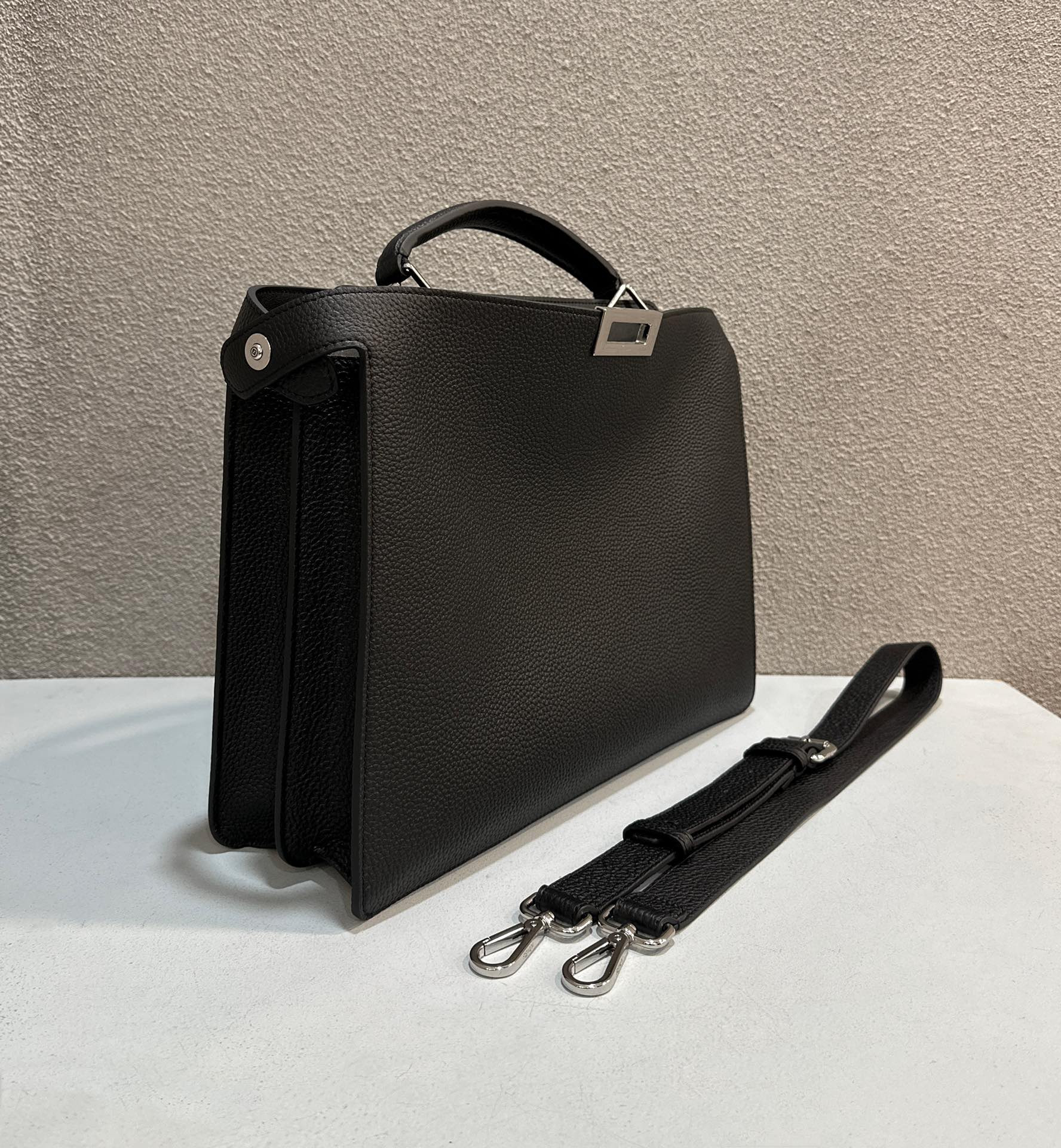 F**di peekaboo iseeu medium black leather bag 34x12x38cm