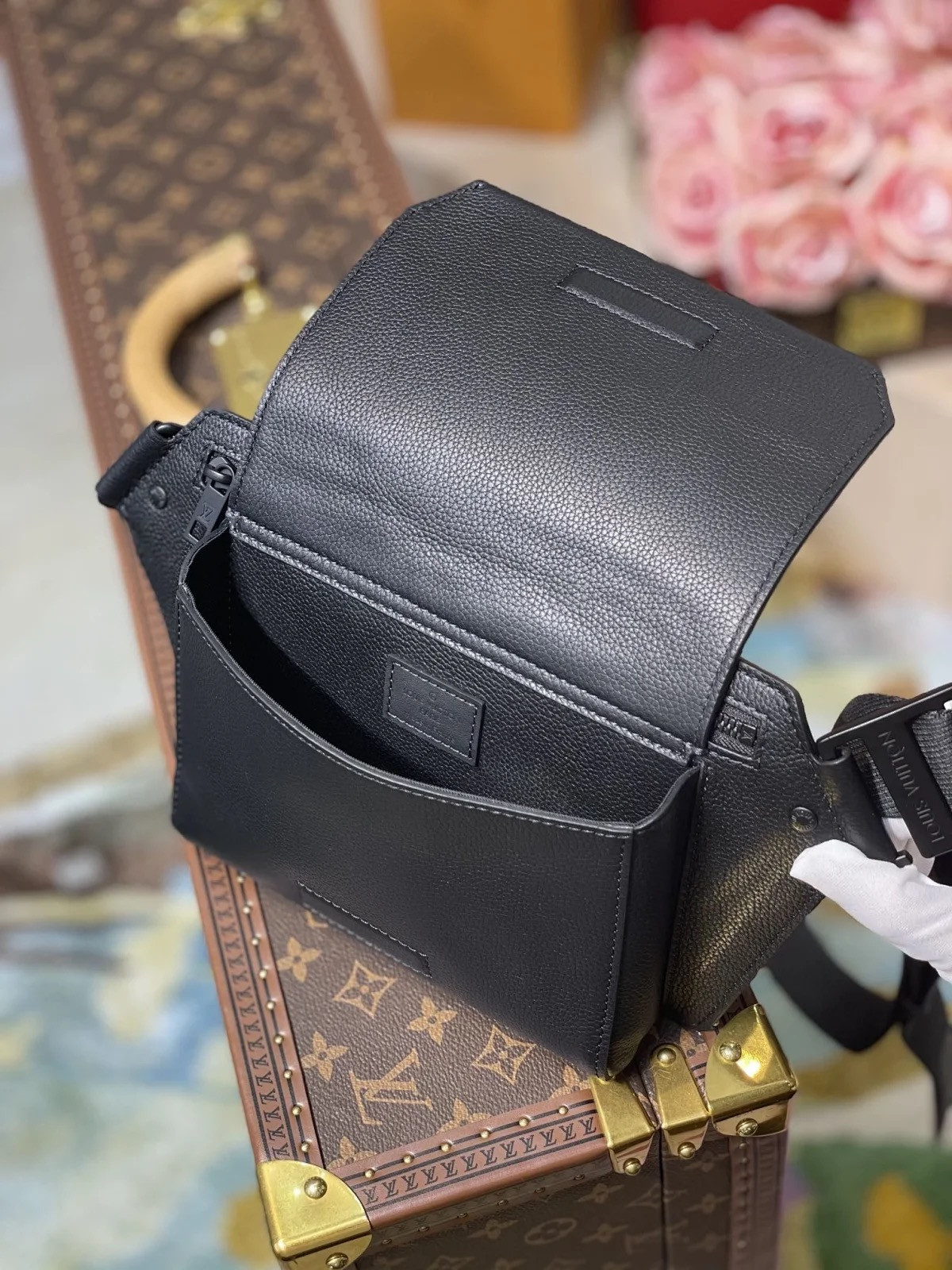LV SLINGBAG M57081