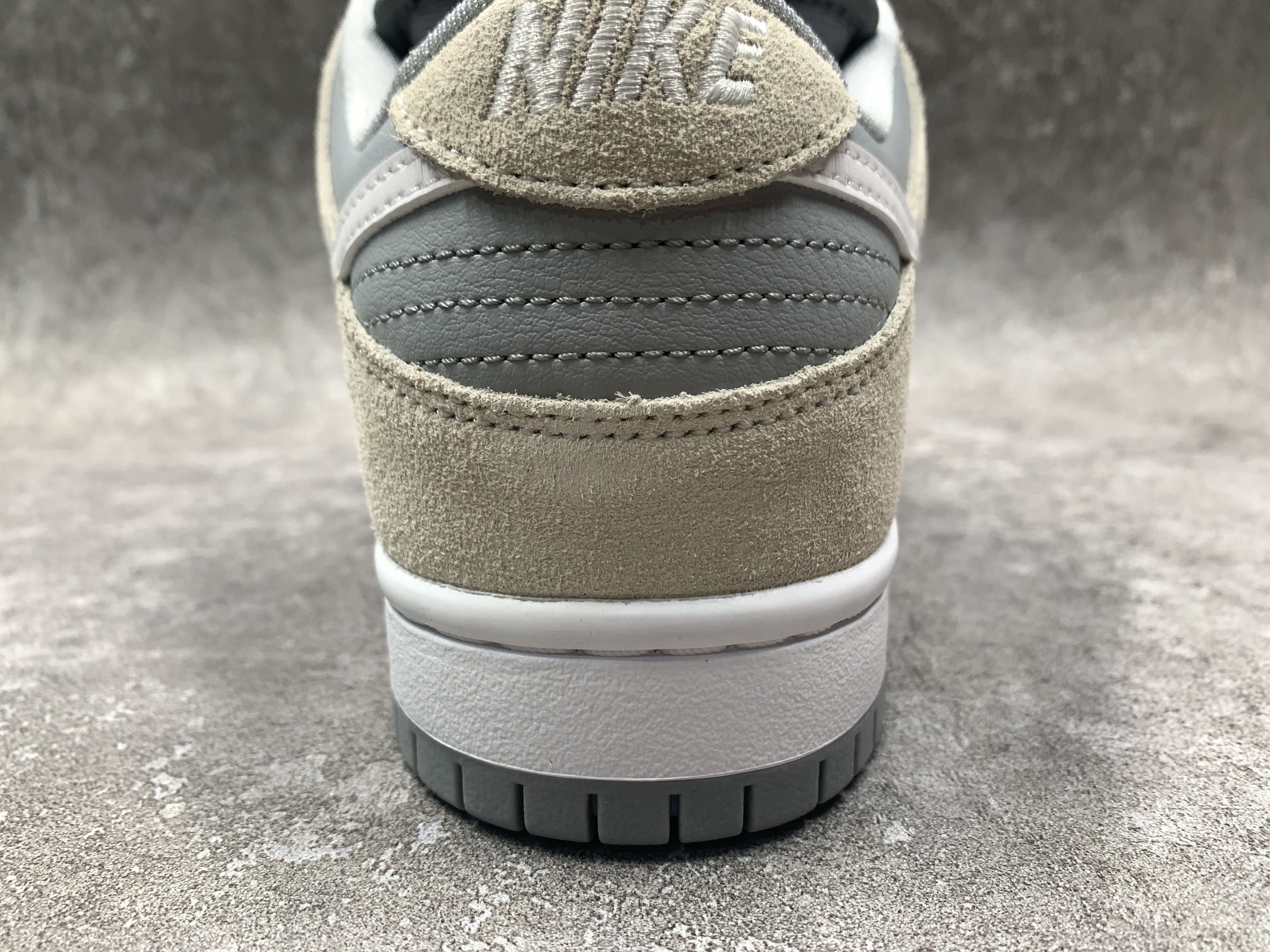 Nike SB Dunk Low Summit White Wolf Grey