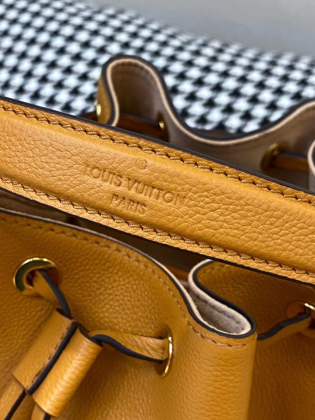 LV LOCKME BUCKET M57689