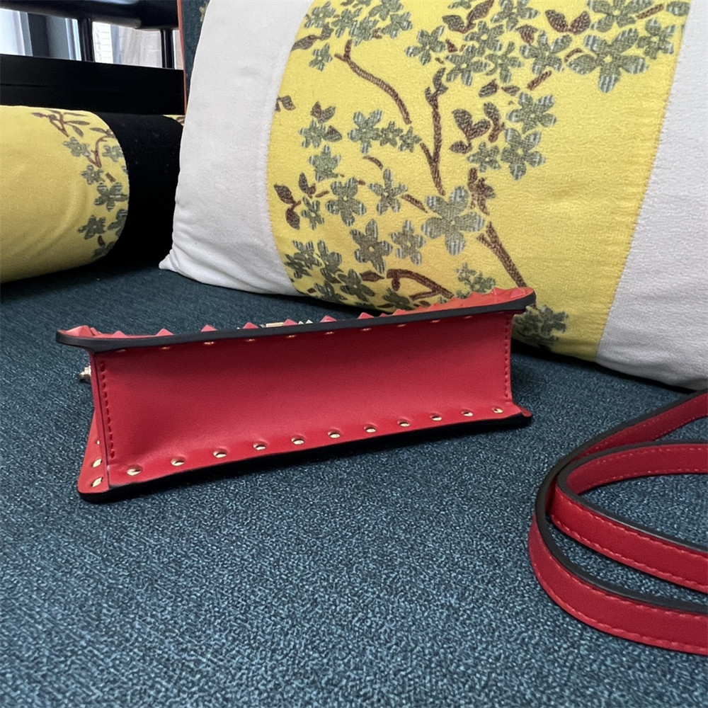 VALENTINO GARAVANI ROCKSTUD23 SMALL SMOOTH CALFSKIN SHOULDER BAG RED