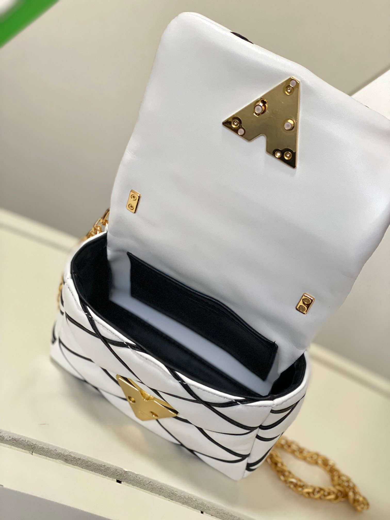 l0*is V*t0n m23762 pico go-14 5.9 x 3.9 x 2.6 inches