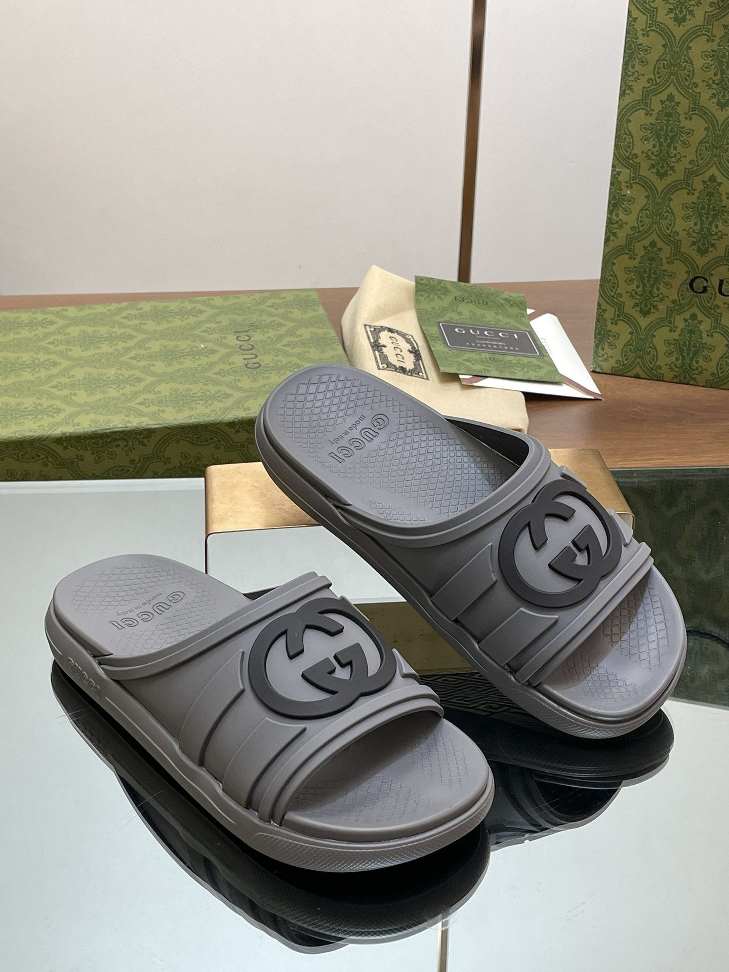 ua G*u*i interlocking g slide sandal