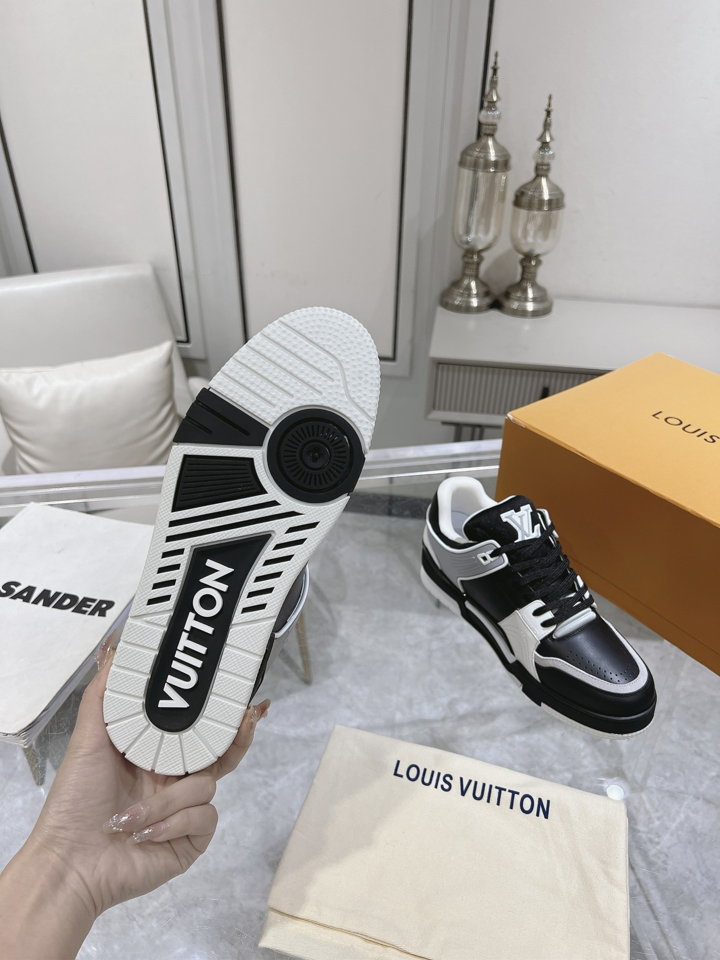 UA LV Trainer Sneaker