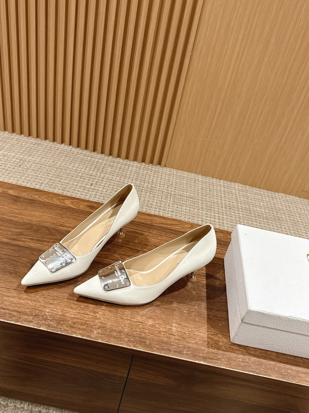 ua ch**an D*or la parusienne pump