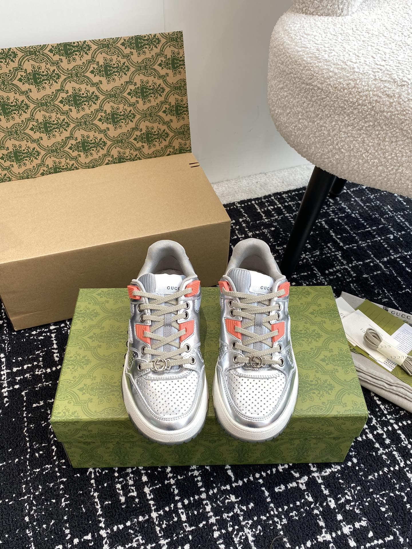 ua G*u*i low-top sneaker