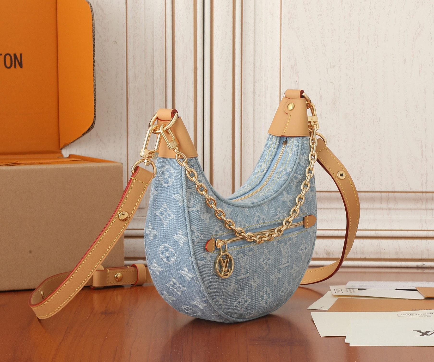 LV Loop M24846 9.1 x 5.1 x 2.4 inches