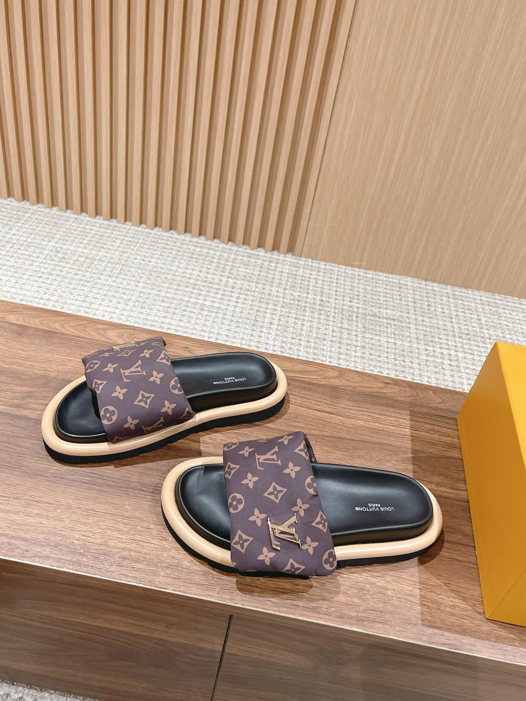 UA LV Pool Pillow Flat Comfort Mule