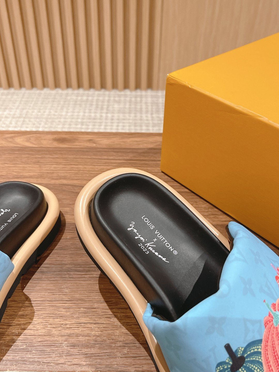 UA LV Pool Pillow Flat Comfort Mule