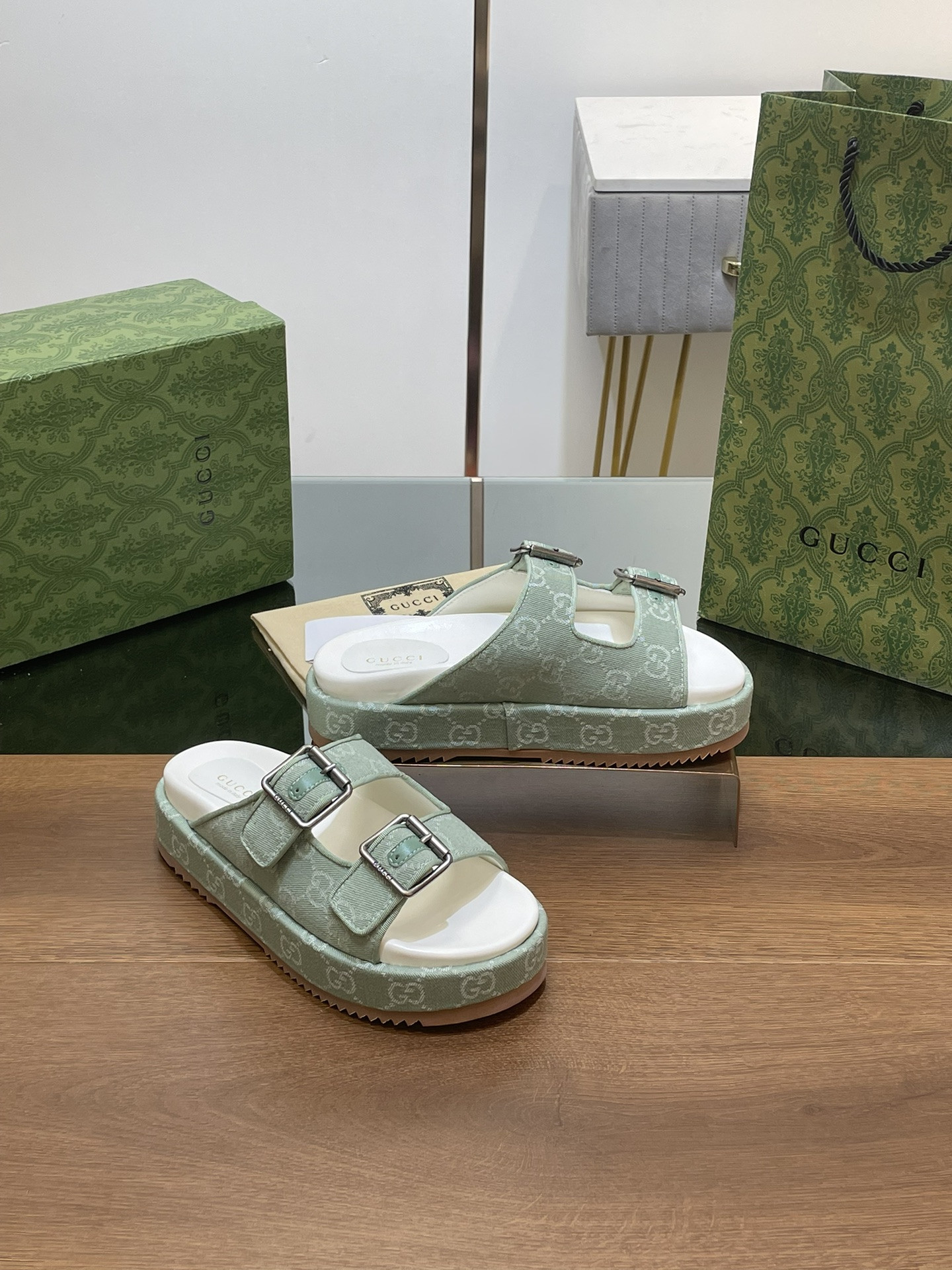 ua G*u*i sandal with double g