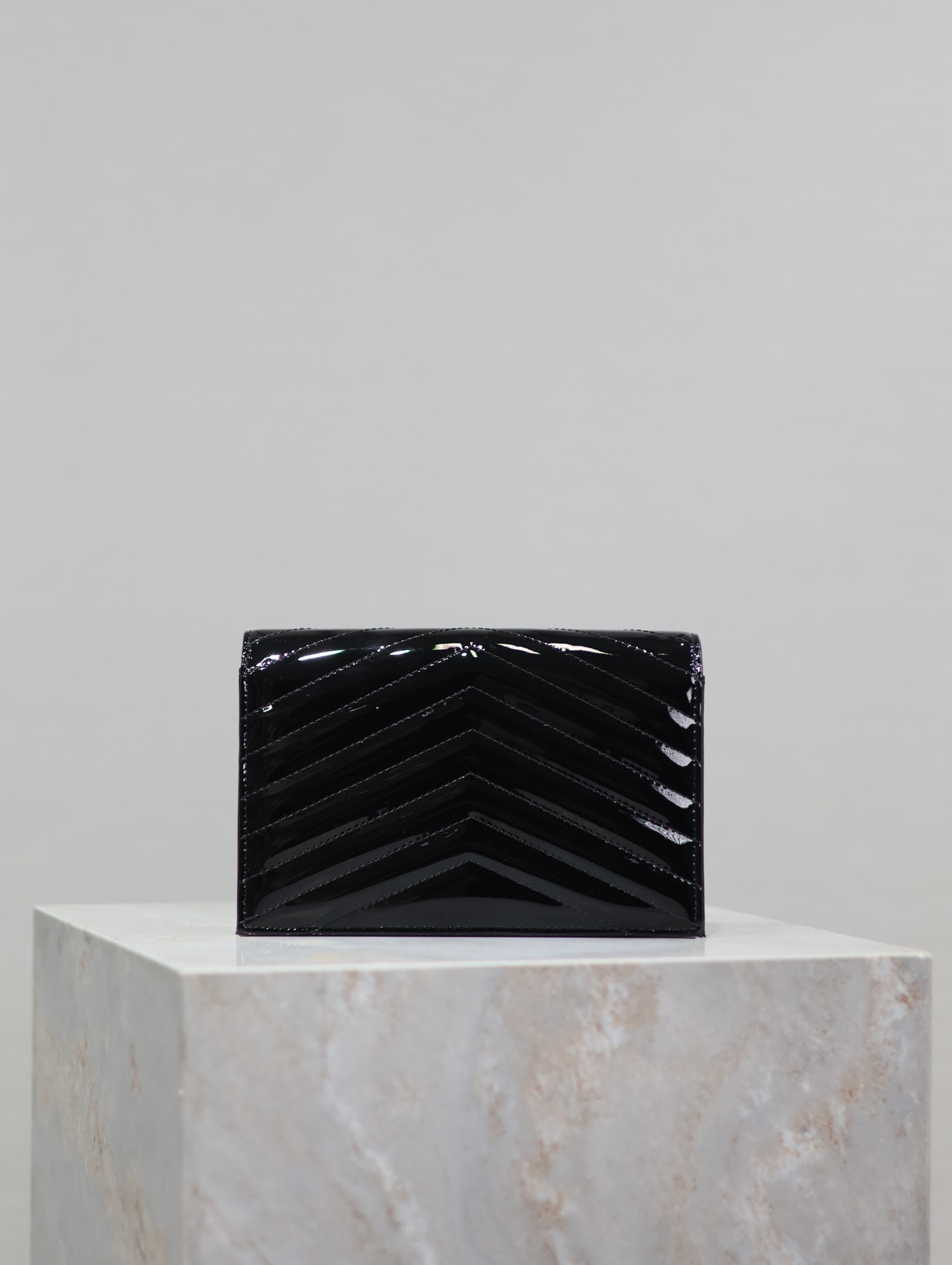 Y*L cassandra woc envelope chain wallet in patent leather 19 x 12.5 x 3.5cm