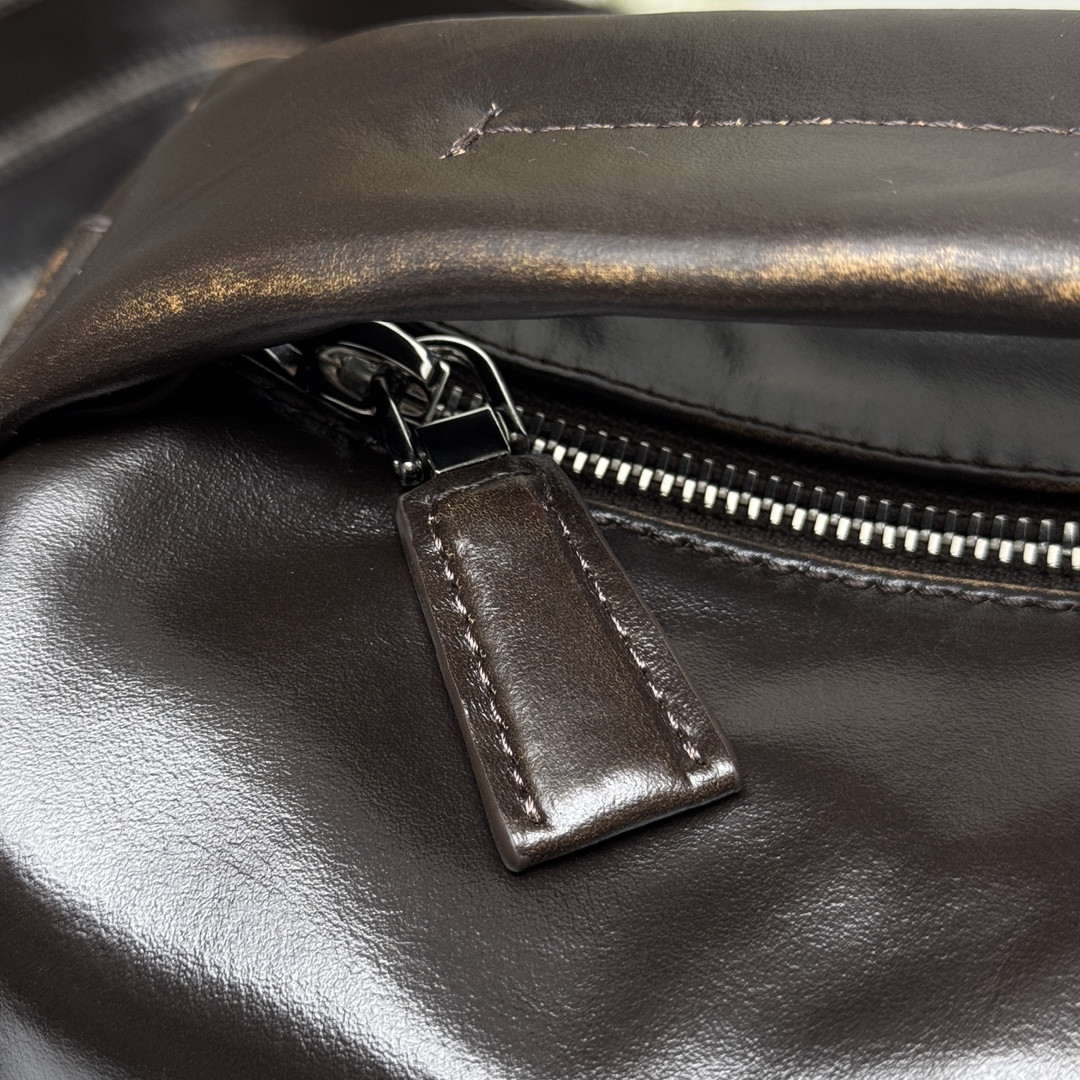 Pra*a nappa leather shoulder bag 24x11x11cm