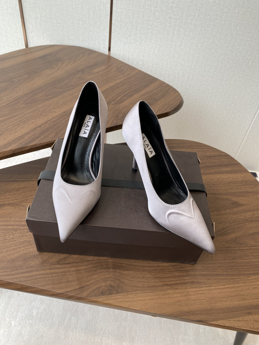 UA Alaia Pointy-Toe Pumps 9cm Heel(Customized Size 7-10 days production time)