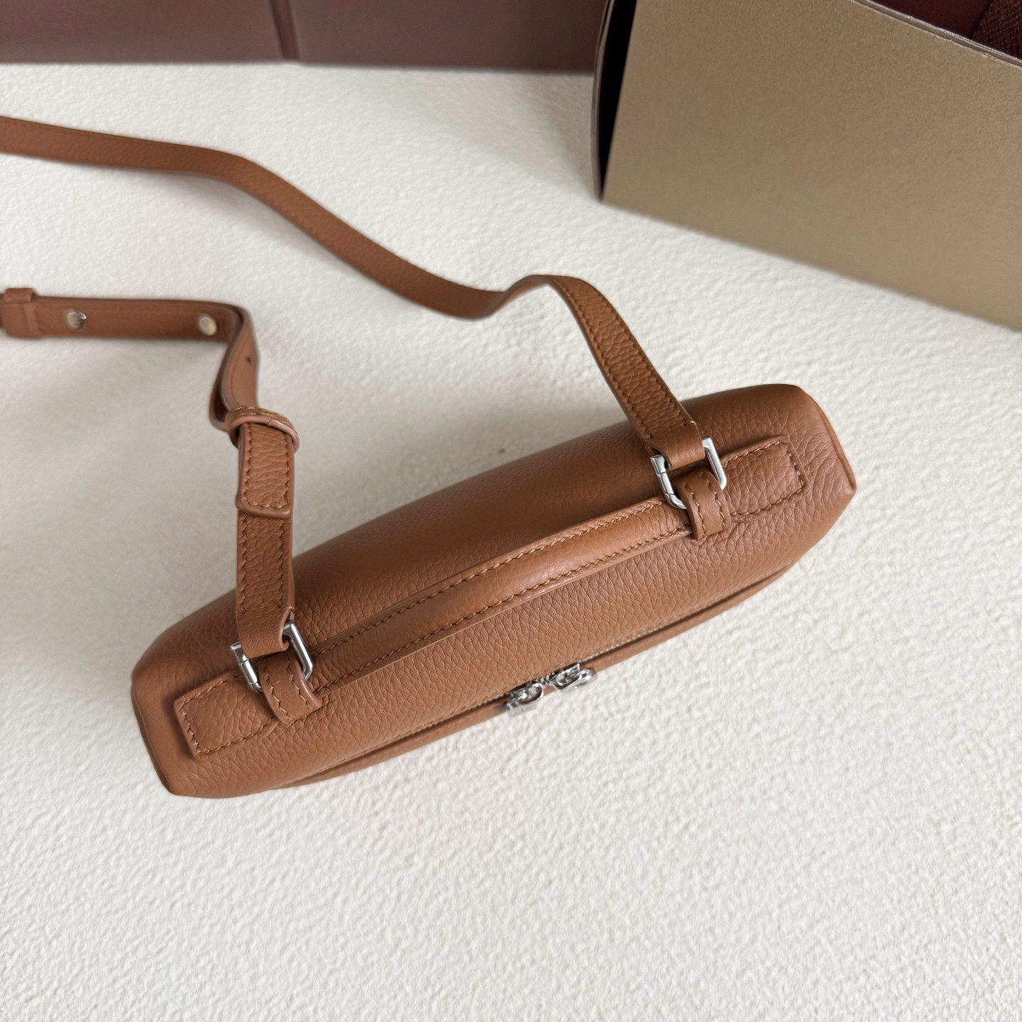 L**o p*ana extra pocket l19 grained calfskin 11 x 19 x 6.5 cm