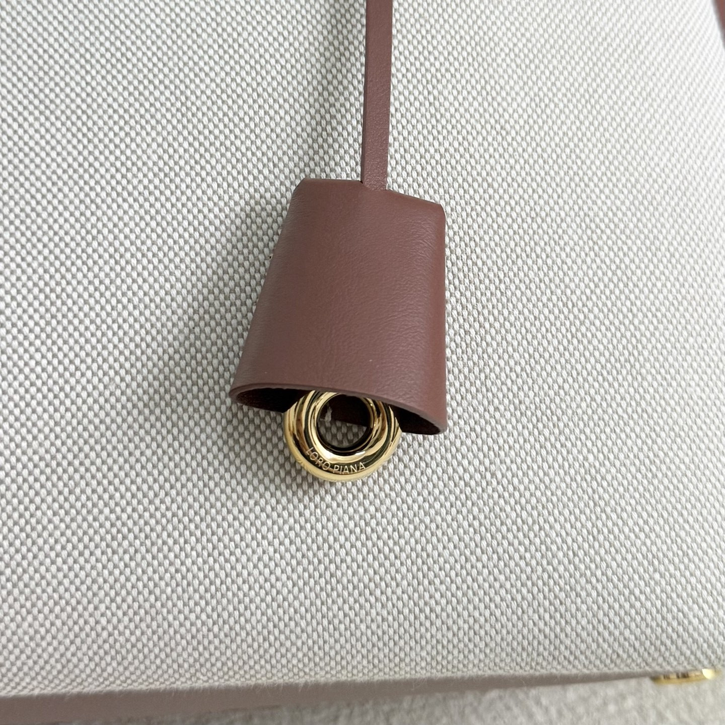 L**o p*ana needle 38x22x16cm