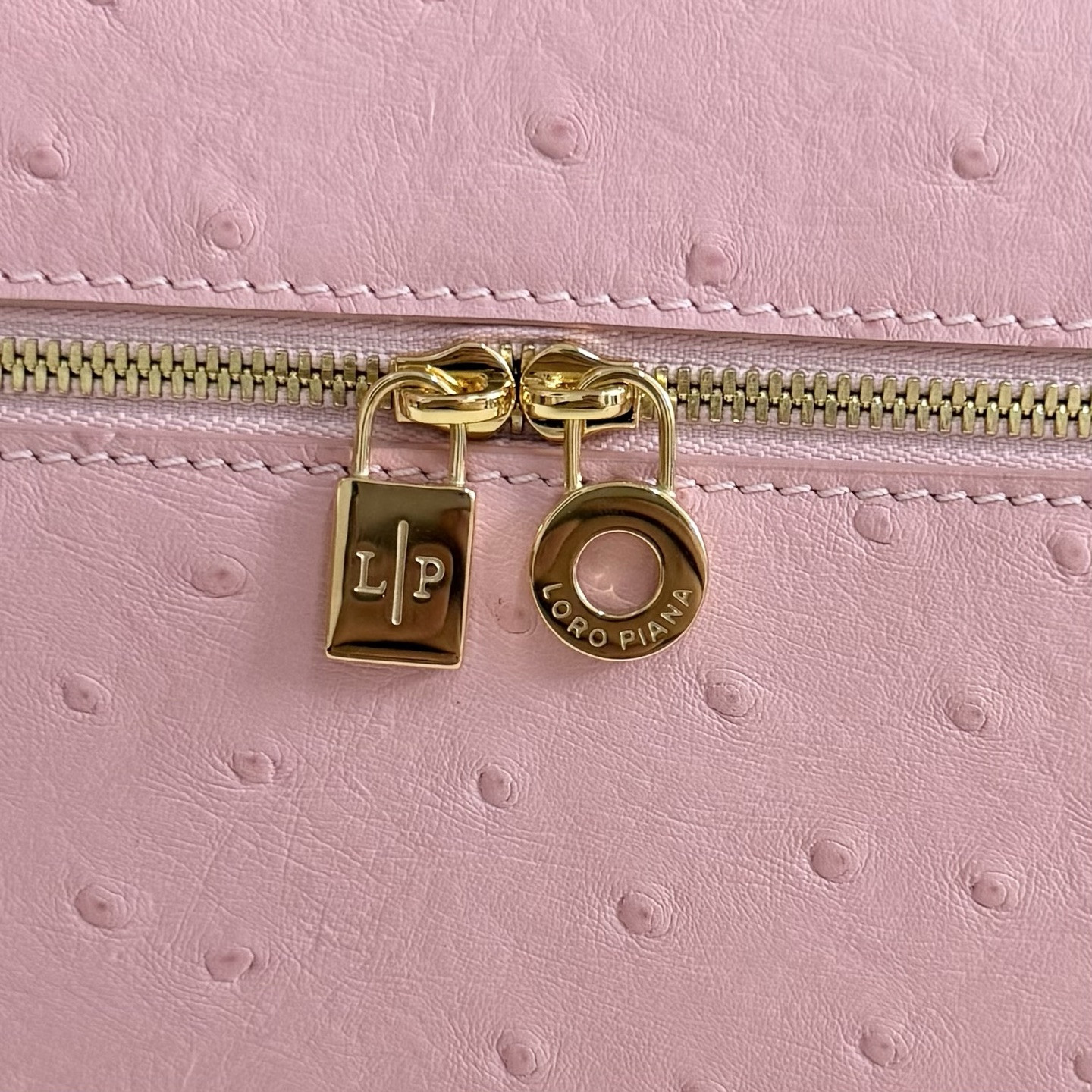 L**o p*ana extra pocket l27 ostrich-grained leather 16x27x10cm