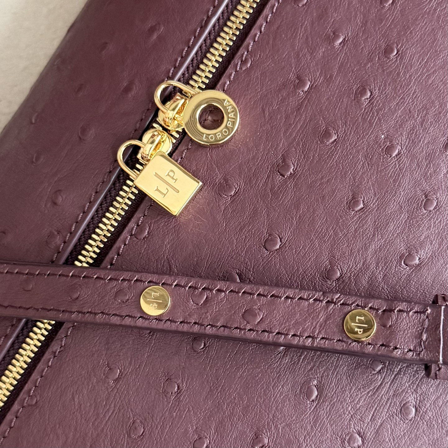 L**o p*ana extra pocket l27 ostrich-grained leather 16x27x10cm